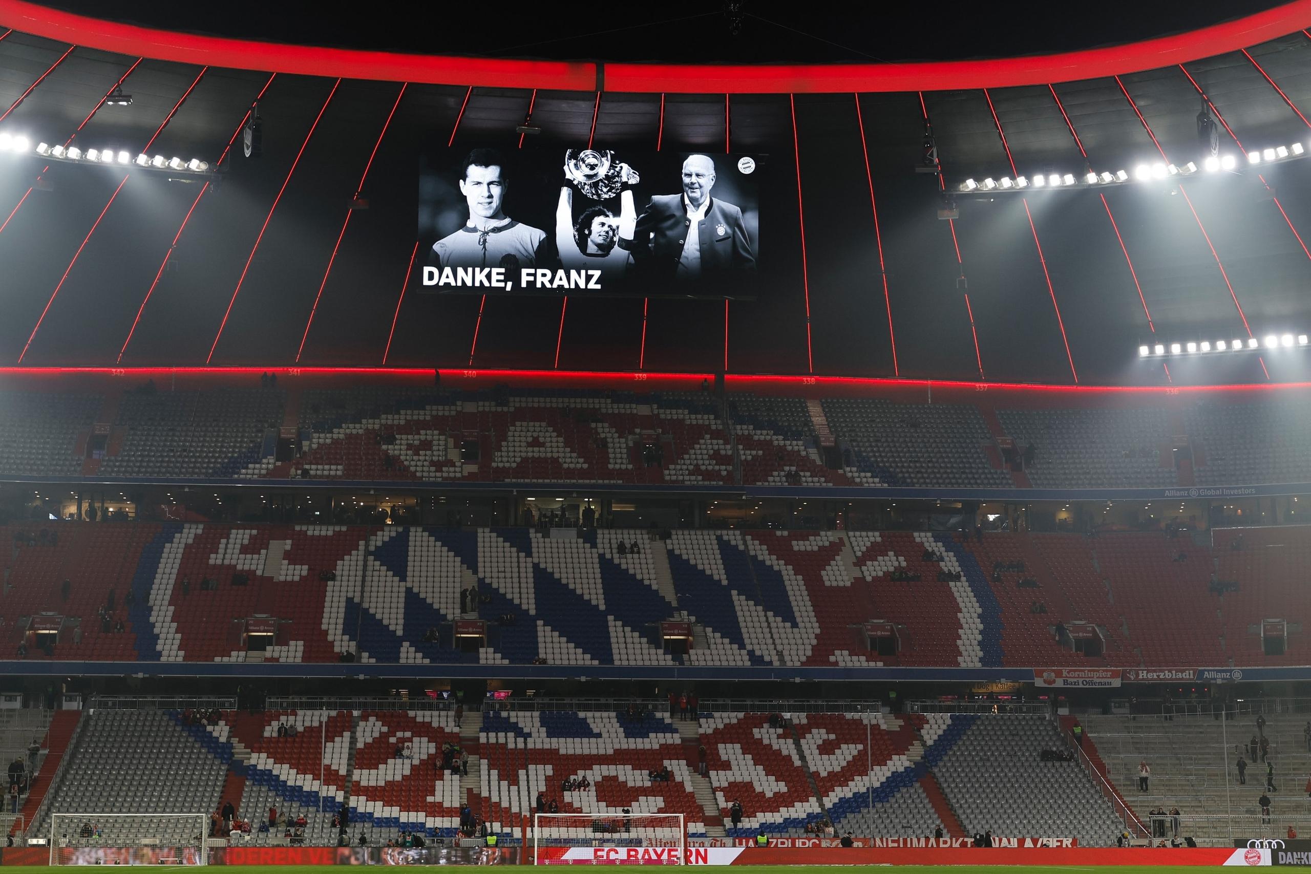 Allianz Arena München -  die Anzeigetafel im Stadion zeigt Fotos des verstorbenen Franz Beckenbauer mit den Worten "Danke, Franz"