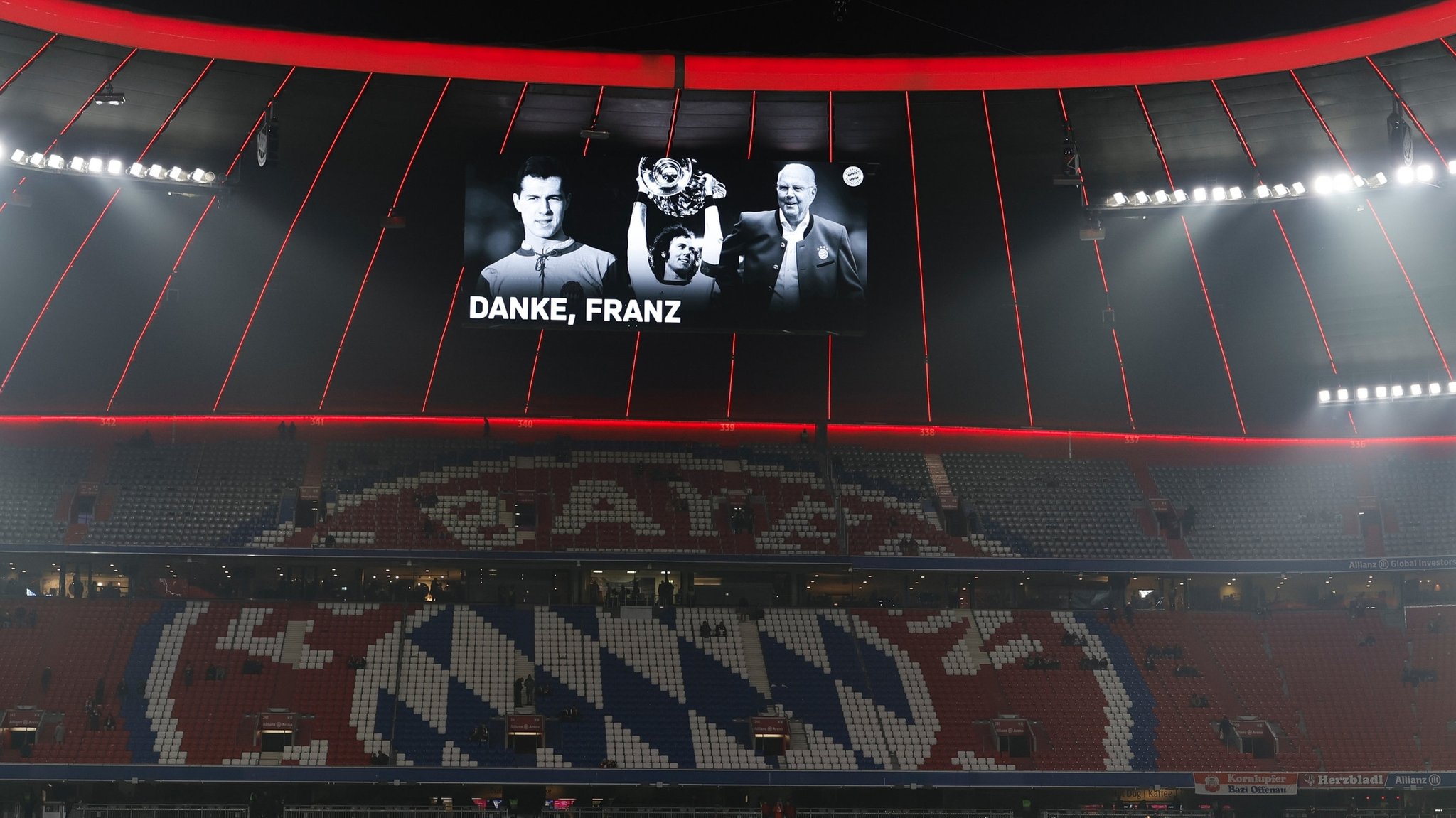 Allianz Arena München -  die Anzeigetafel im Stadion zeigt Fotos des verstorbenen Franz Beckenbauer mit den Worten "Danke, Franz"