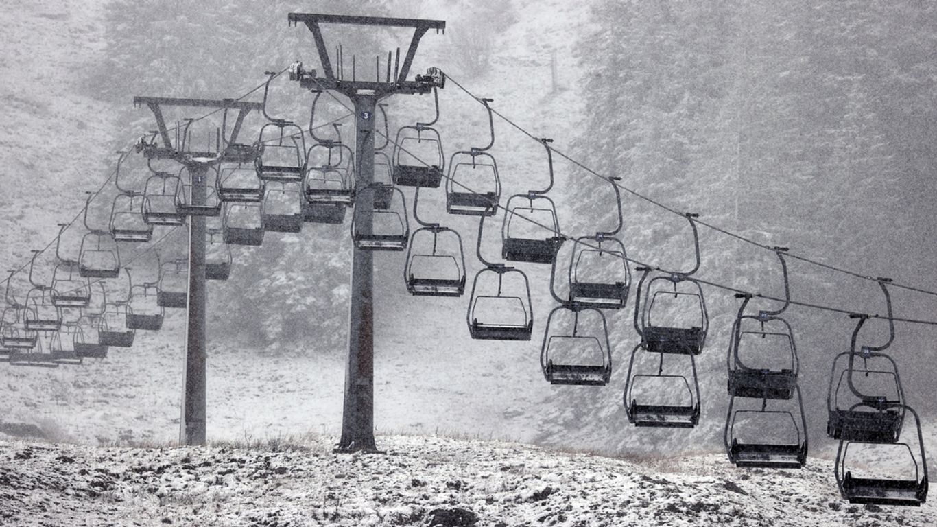 Obermaiselstein: Ein Sessellift steht im Skigebiet Grasgehren im Schneetreiben. 