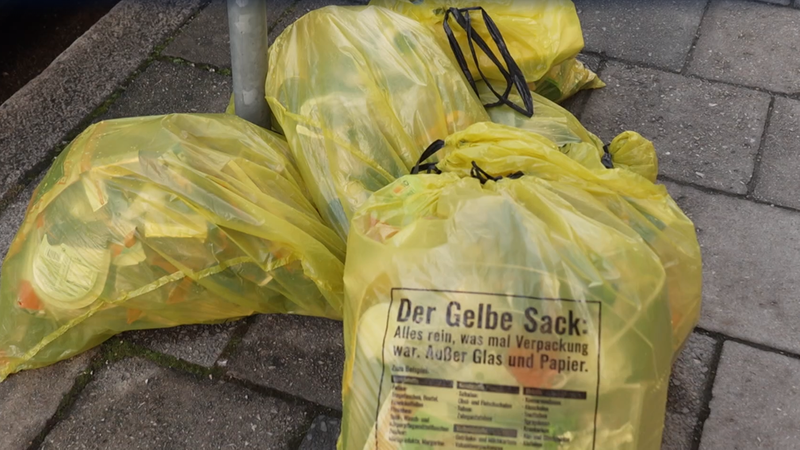 Einige gelbe Säcke liegen auf dem Bürgersteig im Münchener Stadtteil Lehel. 