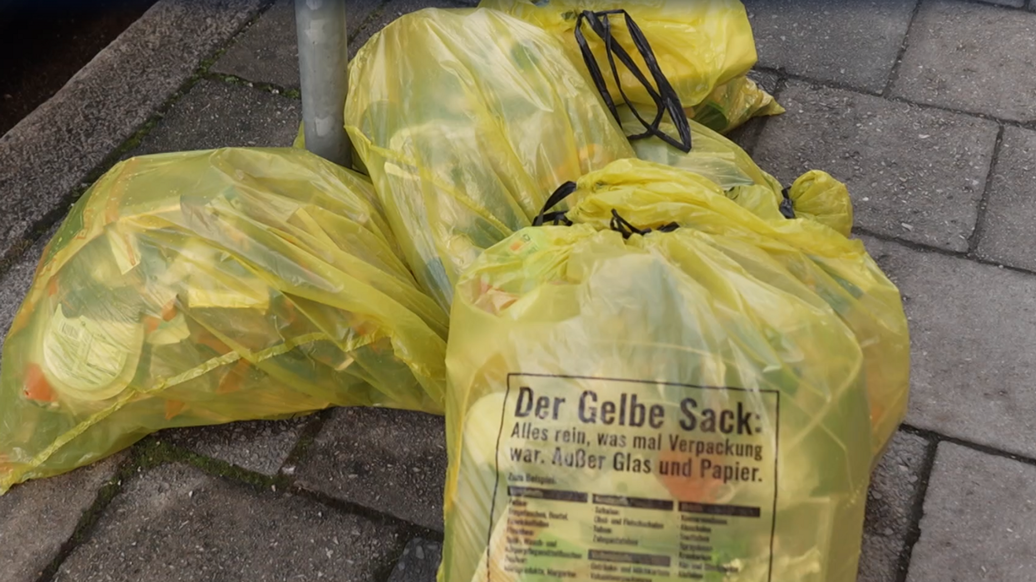 Einige gelbe Säcke liegen auf dem Bürgersteig im Münchener Stadtteil Lehel. 