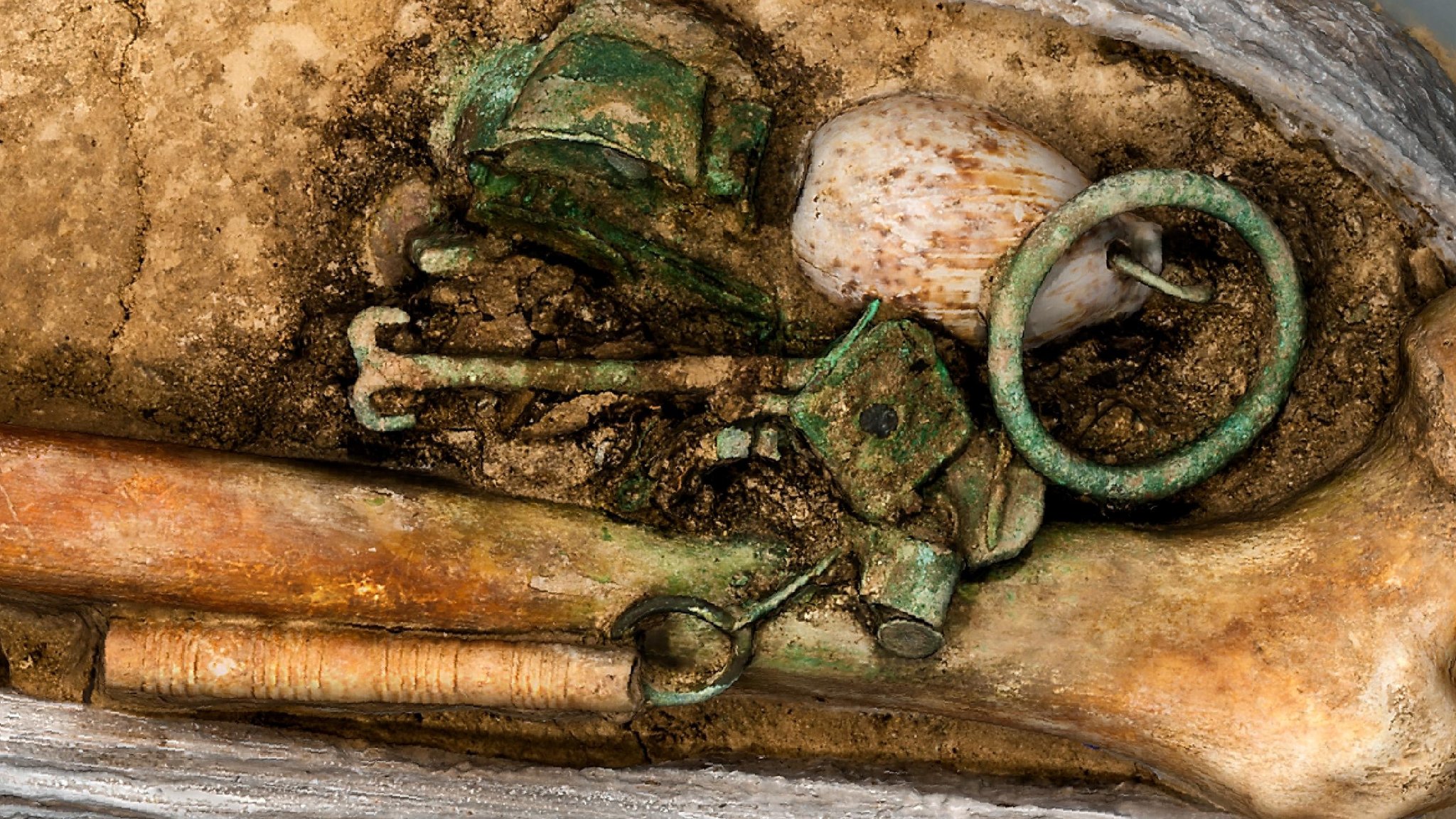 Spätantike Grabbeigabe aus Bayern erinnert an Trachtenschmuck