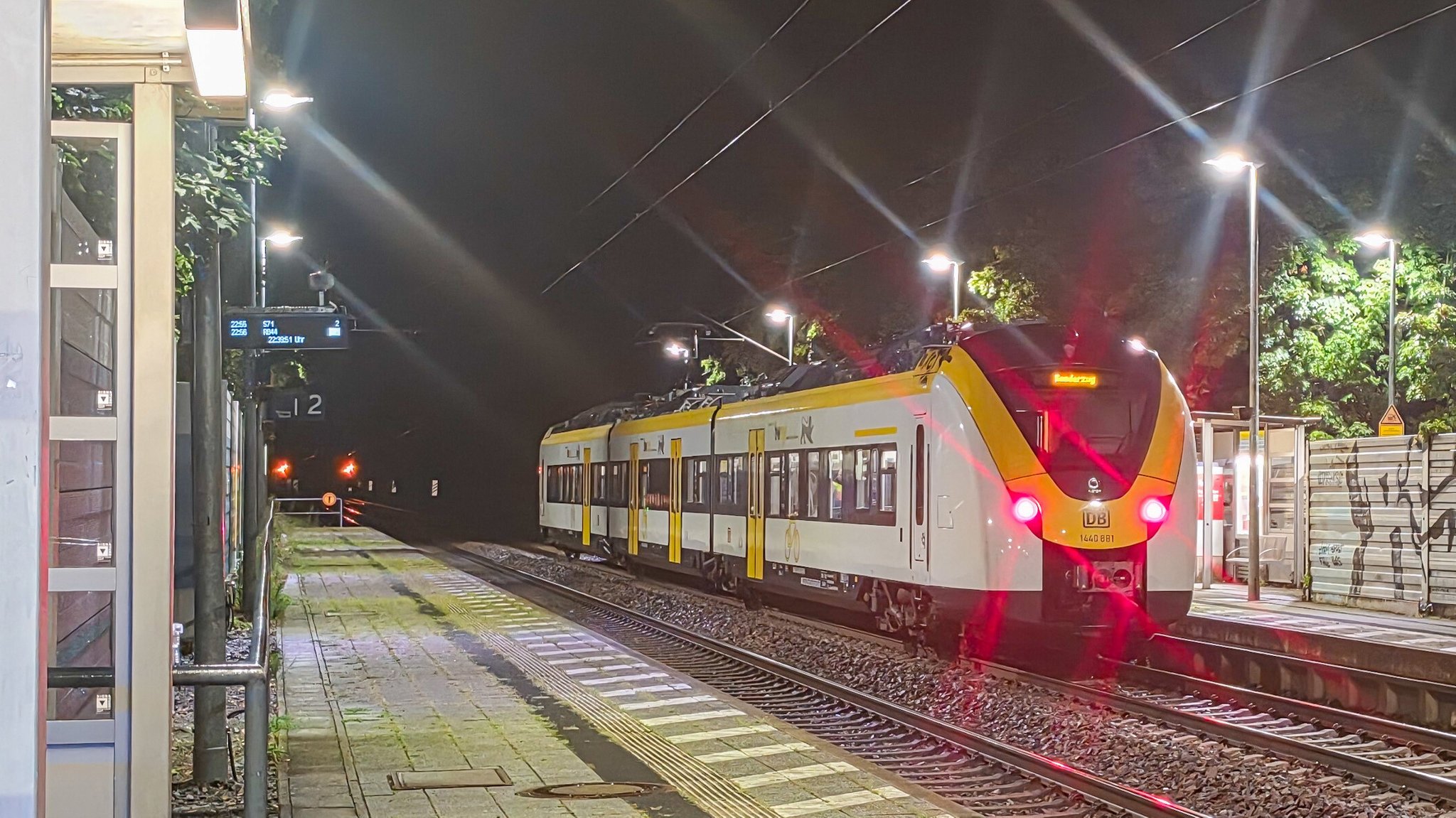 Streit bei Kontrolle: Bahnmitarbeiter aus fahrendem Zug gestürzt