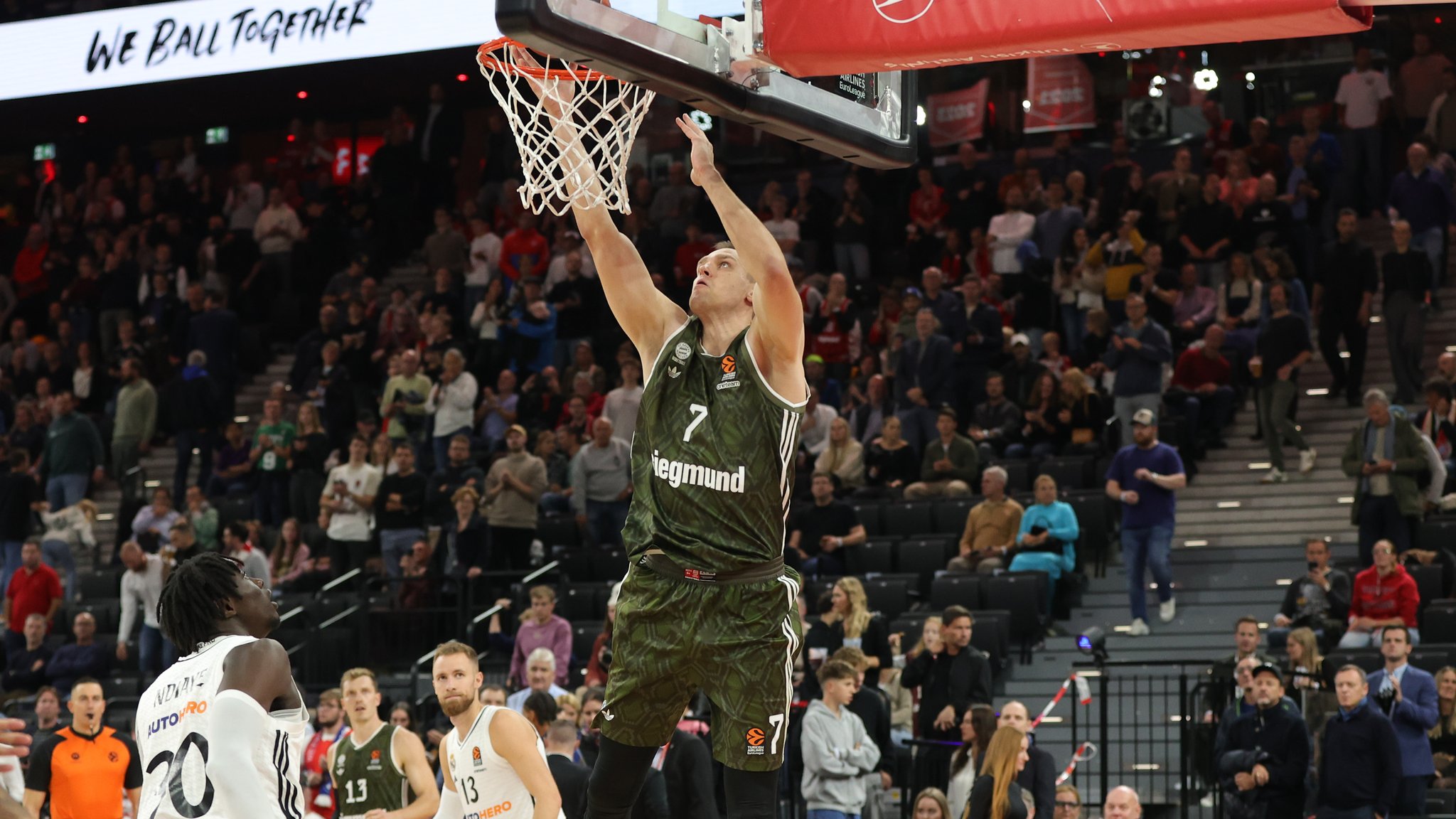 FCB-Basketballer im SAP Garden: Traumstart und Hallen-Probleme