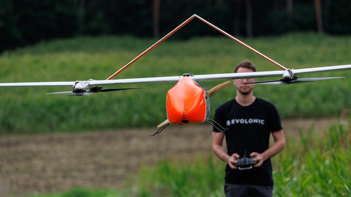 Dominik Schuler vom Forschungsprojekt "Evolonic" mit Drohne