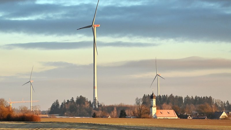 Windkrafträder in Bayern bei Odelzhausen | Bild: picture alliance / SvenSimon | Frank Hoermann/SVEN SIMON Windkrafträder in Bayern bei Odelzhausen