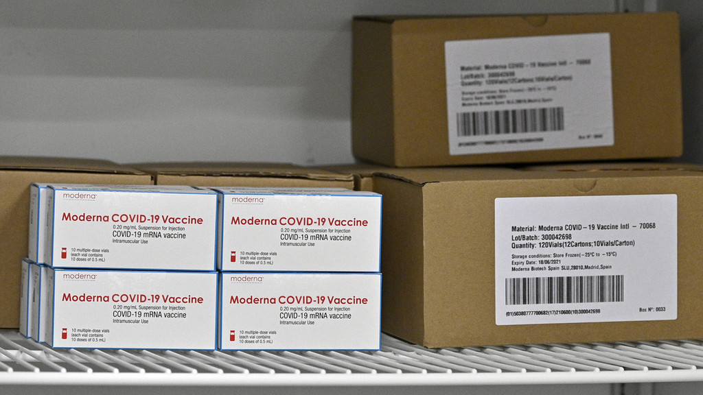 Kisten, die den Impfstoff von Moderna enthalten, liegen in einem Kühlschrank. 