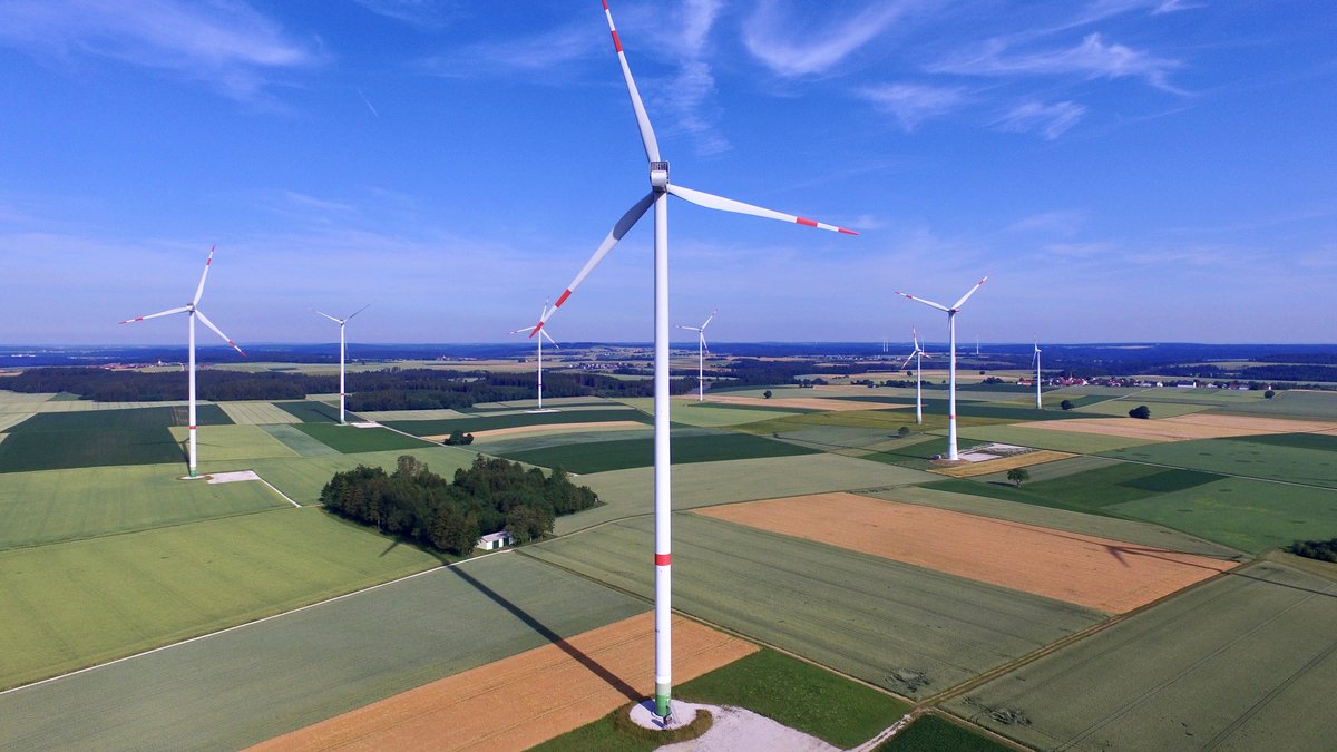 Windkrafträder in der Nähe von Thalmässing in Mittelfranken.