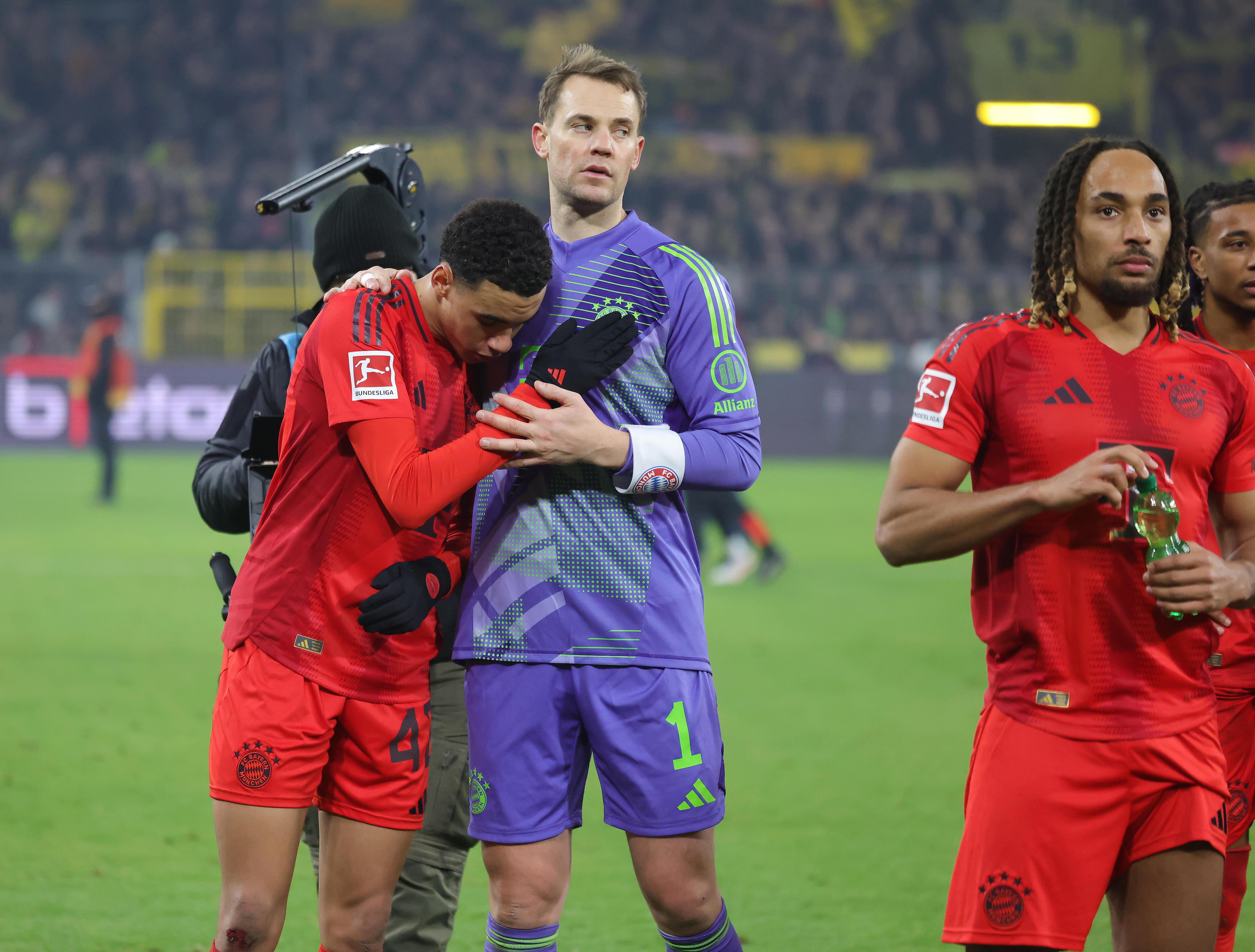 Manuel Neuer (M.) mit Jamal Musiala
