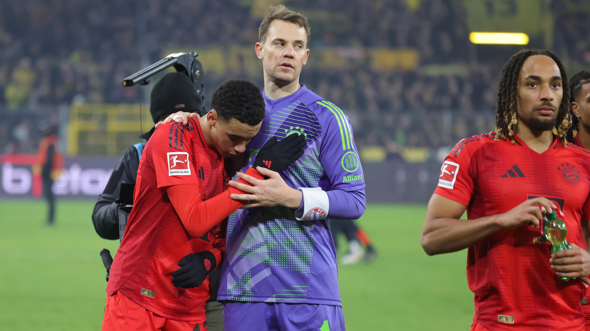 Manuel Neuer (M.) mit Jamal Musiala