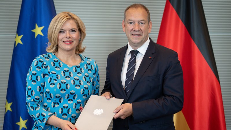 Bundestagspräsidentin Julia Klöckner und Henning Otte mit der Ernennungsurkunde zum neuen Wehrbeauftragten des Deutschen Bundestages. | Bild: picture alliance / Flashpic | Jens Krick Bundestagspräsidentin Julia Klöckner und Henning Otte mit der Ernennungsurkunde zum neuen Wehrbeauftragten des Deutschen Bundestages.