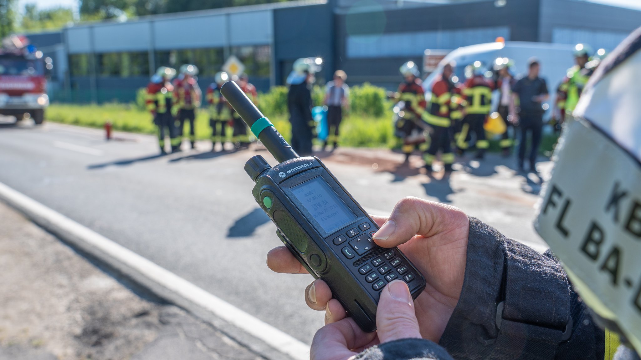 Rettungseinsatz auf der Staatsstraße 2291 bei Scheßlitz (Lkr. Bamberg) während des Ausfalls des Digitalfunks am 6. Mai 2025 | Bild: news5 Rettungseinsatz auf der Staatsstraße 2291 bei Scheßlitz (Lkr. Bamberg) während des Ausfalls des Digitalfunks am 6. Mai 2025