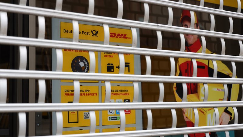 Ein heruntergelassenes Gitter vor einer Post Filiale, Zusteller, Pakete, Päckchen | Bild: picture alliance / Snowfield Photography | Snowfield Photography Ein heruntergelassenes Gitter vor einer Post Filiale, Zusteller, Pakete, Päckchen