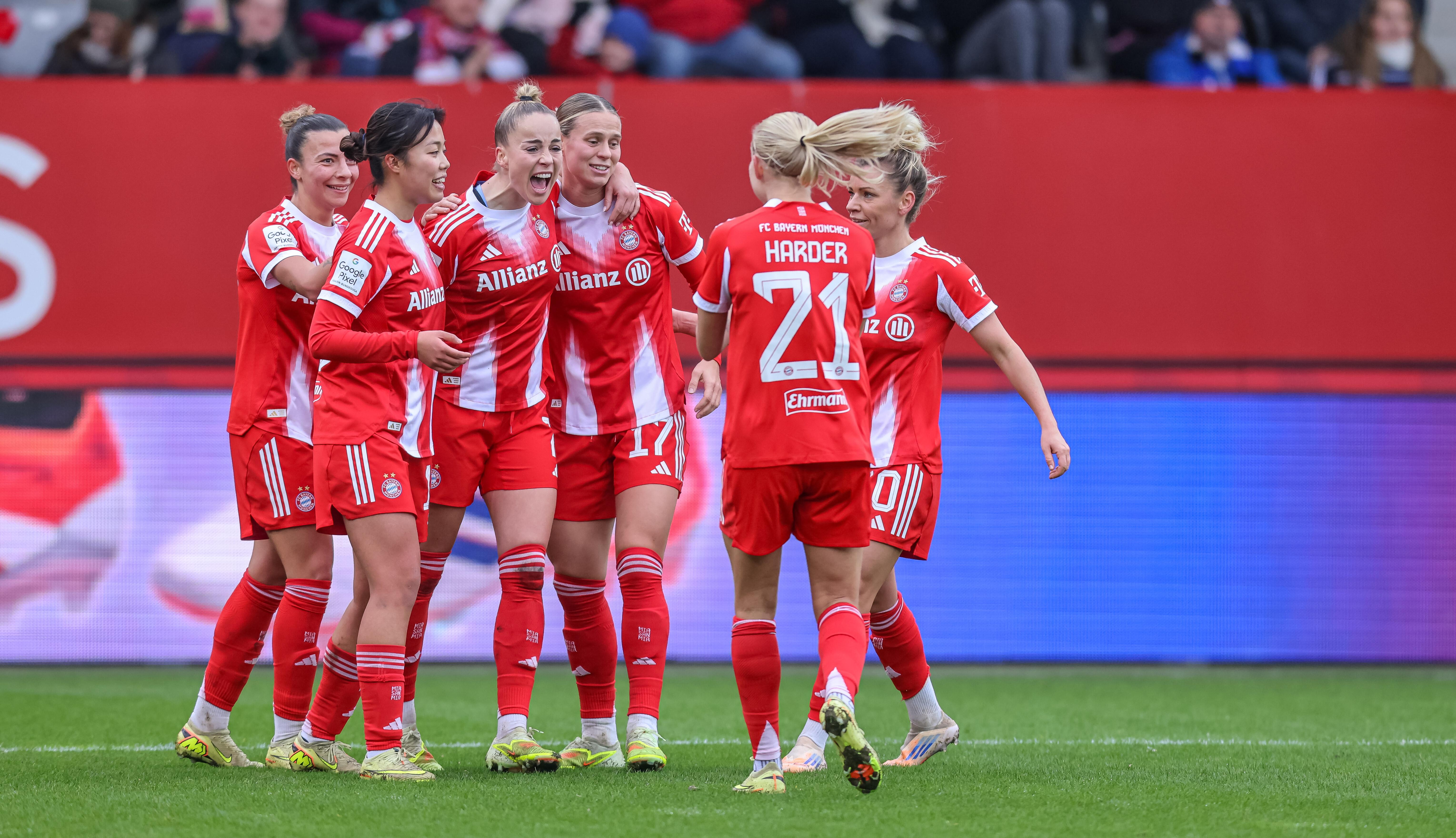 Jubelnde Spielerinnen FC Bayern