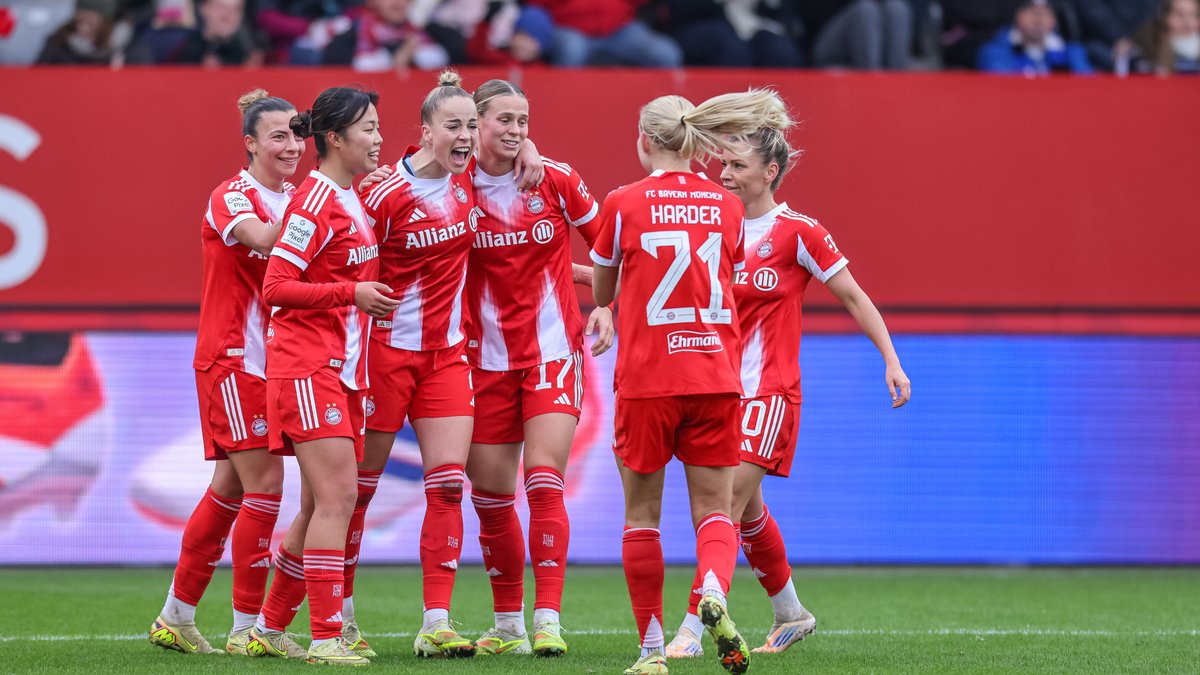 Jubelnde Spielerinnen FC Bayern | Bild: picture-alliance/dpa Jubelnde Spielerinnen FC Bayern