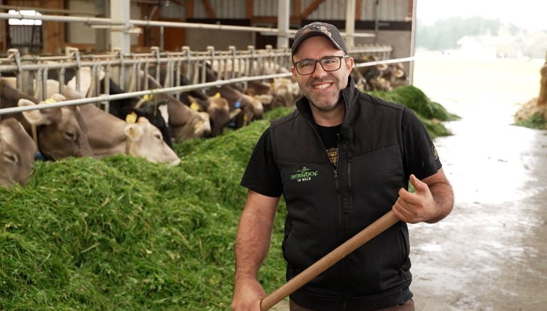 Tobias Babel steht vor seinen Milchkühen im Stall. Der Landwirt aus dem Ostallgäu wurde zum Landwirt des Jahres 2024 gekürt. | Bild: BR/Johannes Hofmann Tobias Babel steht vor seinen Milchkühen im Stall. Der Landwirt aus dem Ostallgäu wurde zum Landwirt des Jahres 2024 gekürt.