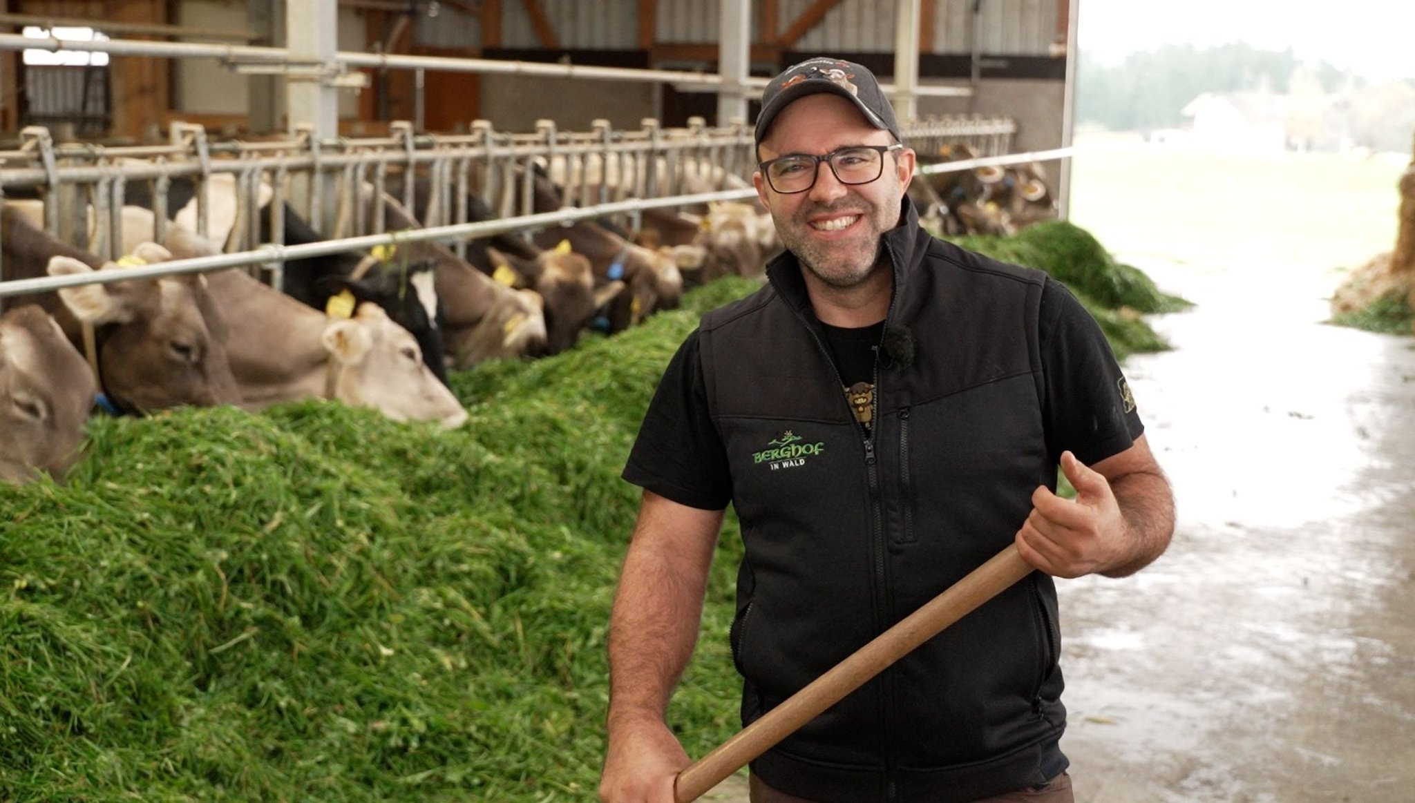 Tobias Babel steht vor seinen Milchkühen im Stall. Der Landwirt aus dem Ostallgäu wurde zum Landwirt des Jahres 2024 gekürt.