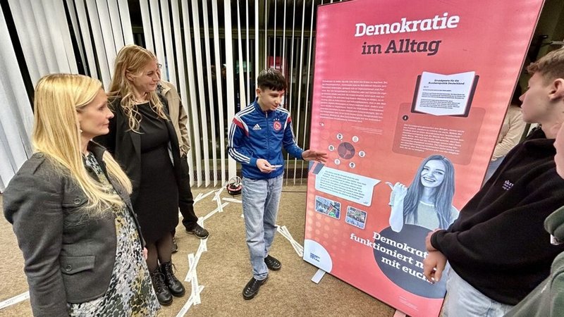 Schüler in Baiersdorf führen durch die Demokratie-Ausstellung