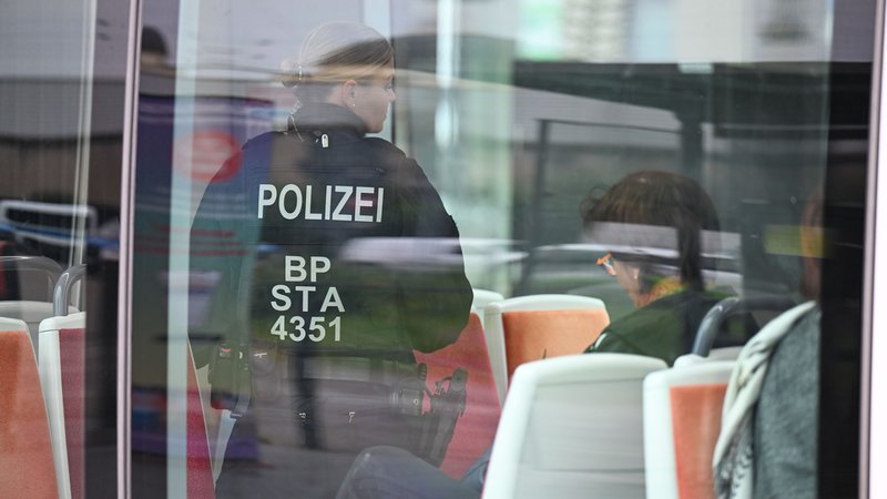 Grenzkontrollen in einem Zug. | Bild: picture alliance / Philipp André Grenzkontrollen in einem Zug.