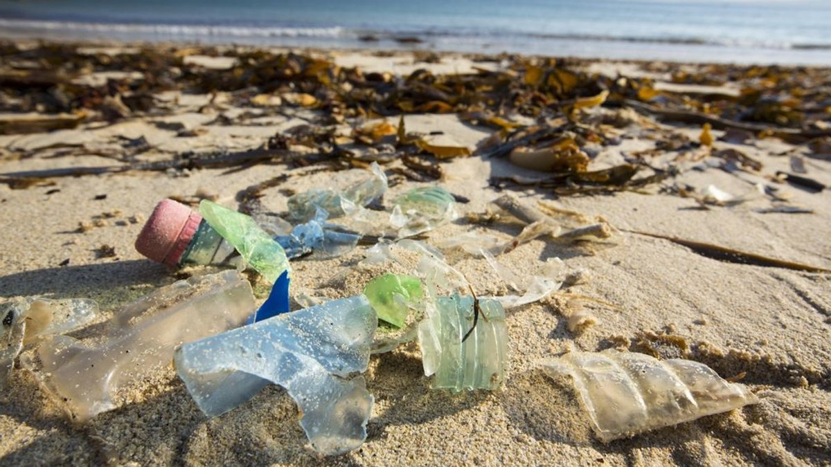 Kunststoffmüll zerfällt im Meer zu winzigen Partikeln. Neue Messungen ergaben, dass im Atlantik Millionen Tonnen Mikroplastik schwimmen.
