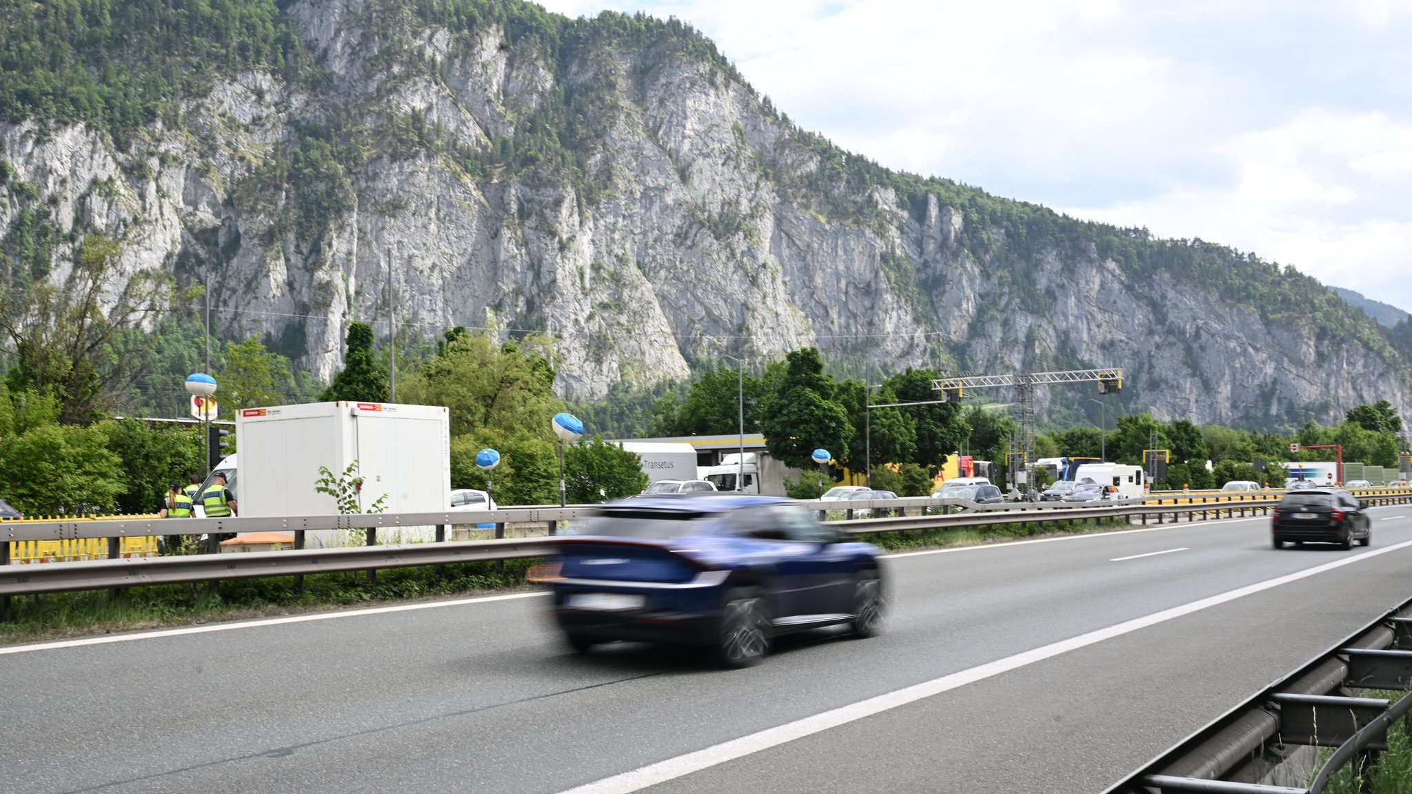 30.05.2026, Bayern, Kiefersfelden: Am Grenzübergang Deutschland - Österreich finden auf der deutschen Seite Richtung Brenner Grenzkontrollen statt. Die Brennerautobahn in Tirol, Österreich, ist für eine Anwohner-Demonstration für mehrere Stunden gesperrt. Die Anwohner protestieren gegen die seit Jahren wachsende Verkehrsflut. Foto: Felix Hörhager/dpa +++ dpa-Bildfunk +++