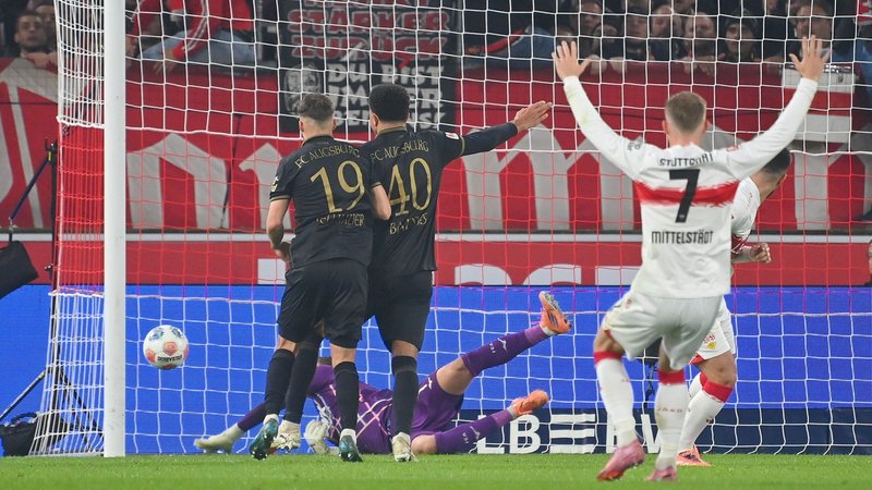 Spielszene VfB Stuttgart - FC Augsburg | Bild: picture-alliance/dpa Spielszene VfB Stuttgart - FC Augsburg