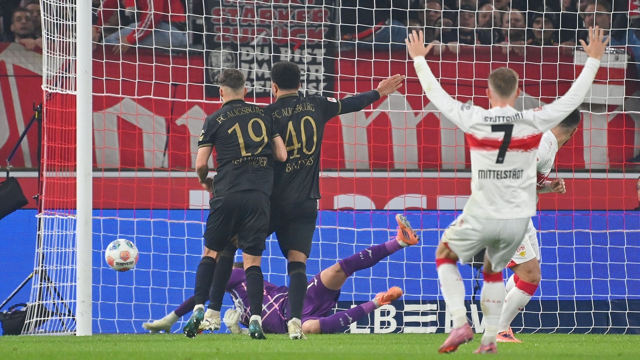 Ungeschickt bis unnötig: Augsburg verschenkt Punkte in Stuttgart