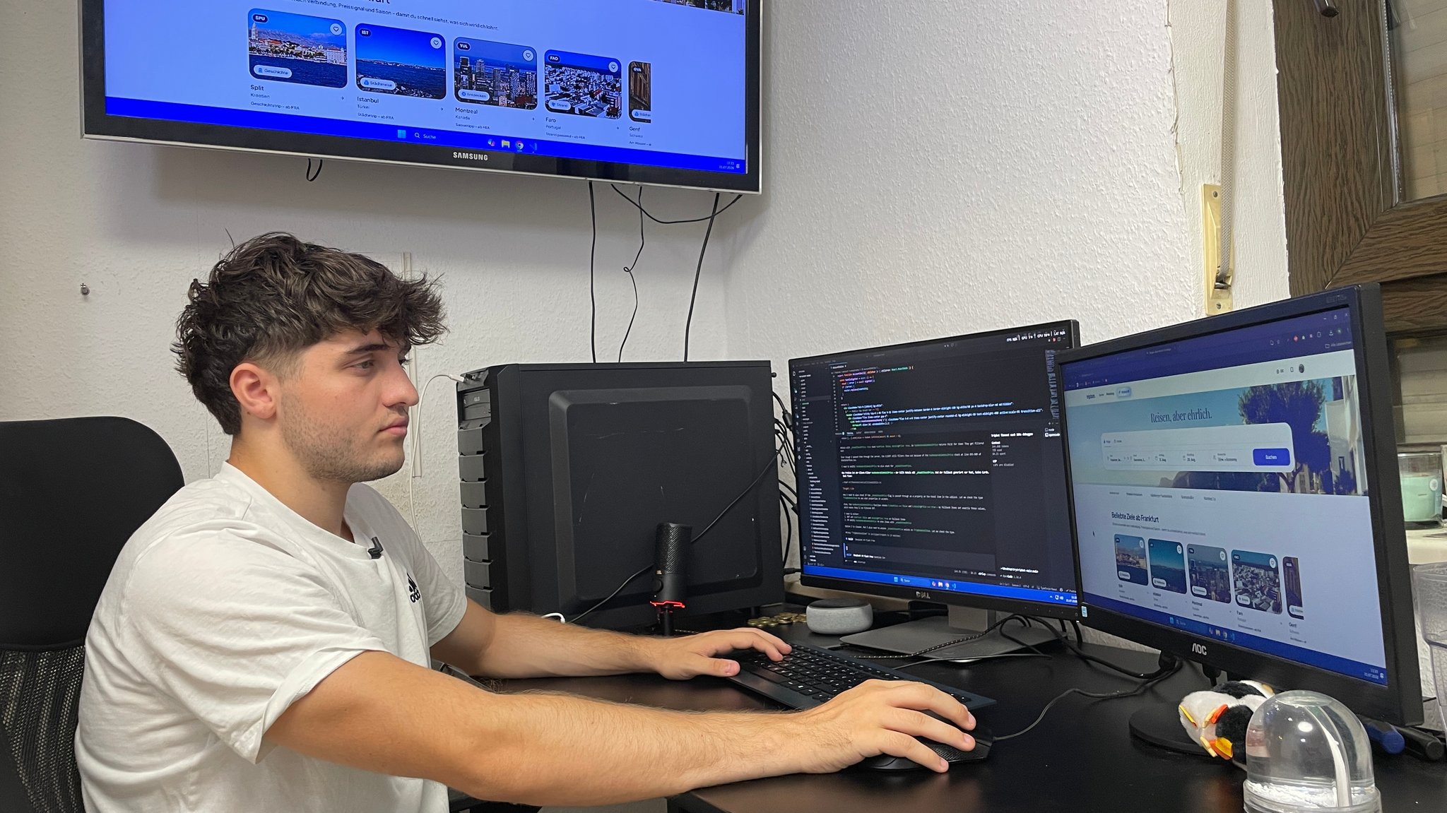 Ein junger Mann sitzt vor mehreren Computerbildschirmen | Bild: BR / Julia Demel Ein junger Mann sitzt vor mehreren Computerbildschirmen