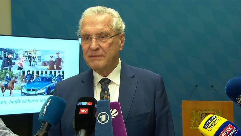 Bayerns Innenminster Herrmann beantwortet Medienfragen zur Kriminalstatistik 2023.