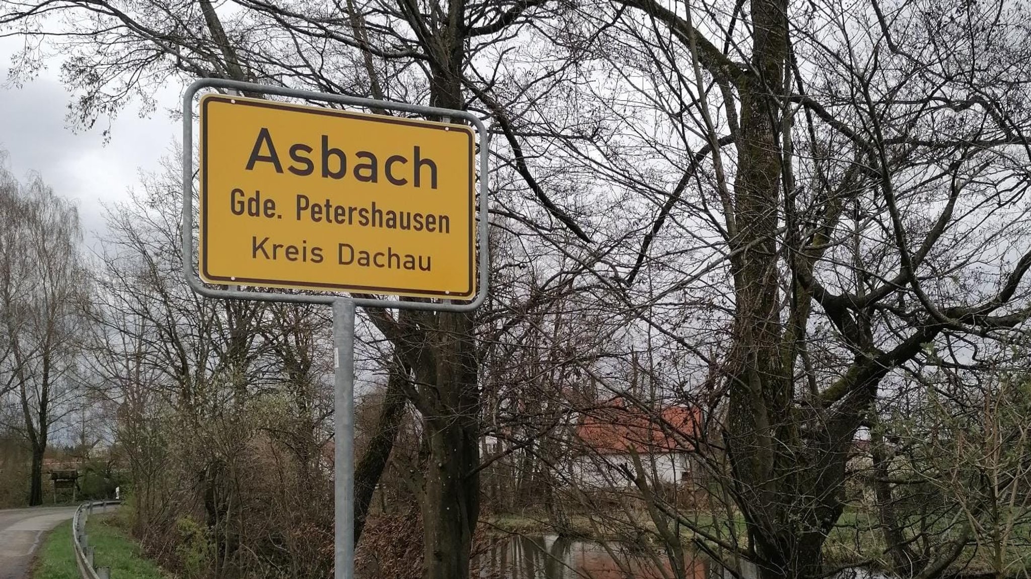 Das Ortsschild von Asbach im Landkreis Dachau im Winter