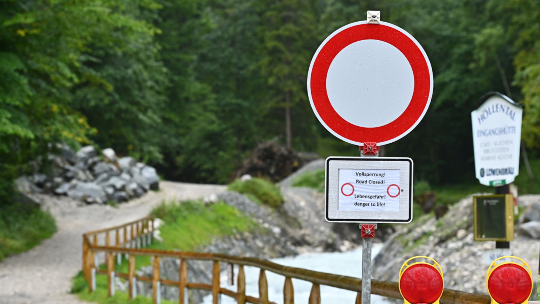 Ein Schild mit der Aufschrift ·Vollsperrung! Lebensgefahr!· steht am Eingang zur Höllentalklamm.