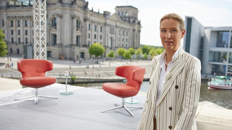 Das ARD-"Sommerinterview" mit AfD-Chefin Alice Weidel ist im Lärm einer Gegendemo fast untergegangen. | Bild: picture alliance/dpa | Jörg Carstensen Das ARD-"Sommerinterview" mit AfD-Chefin Alice Weidel ist im Lärm einer Gegendemo fast untergegangen.