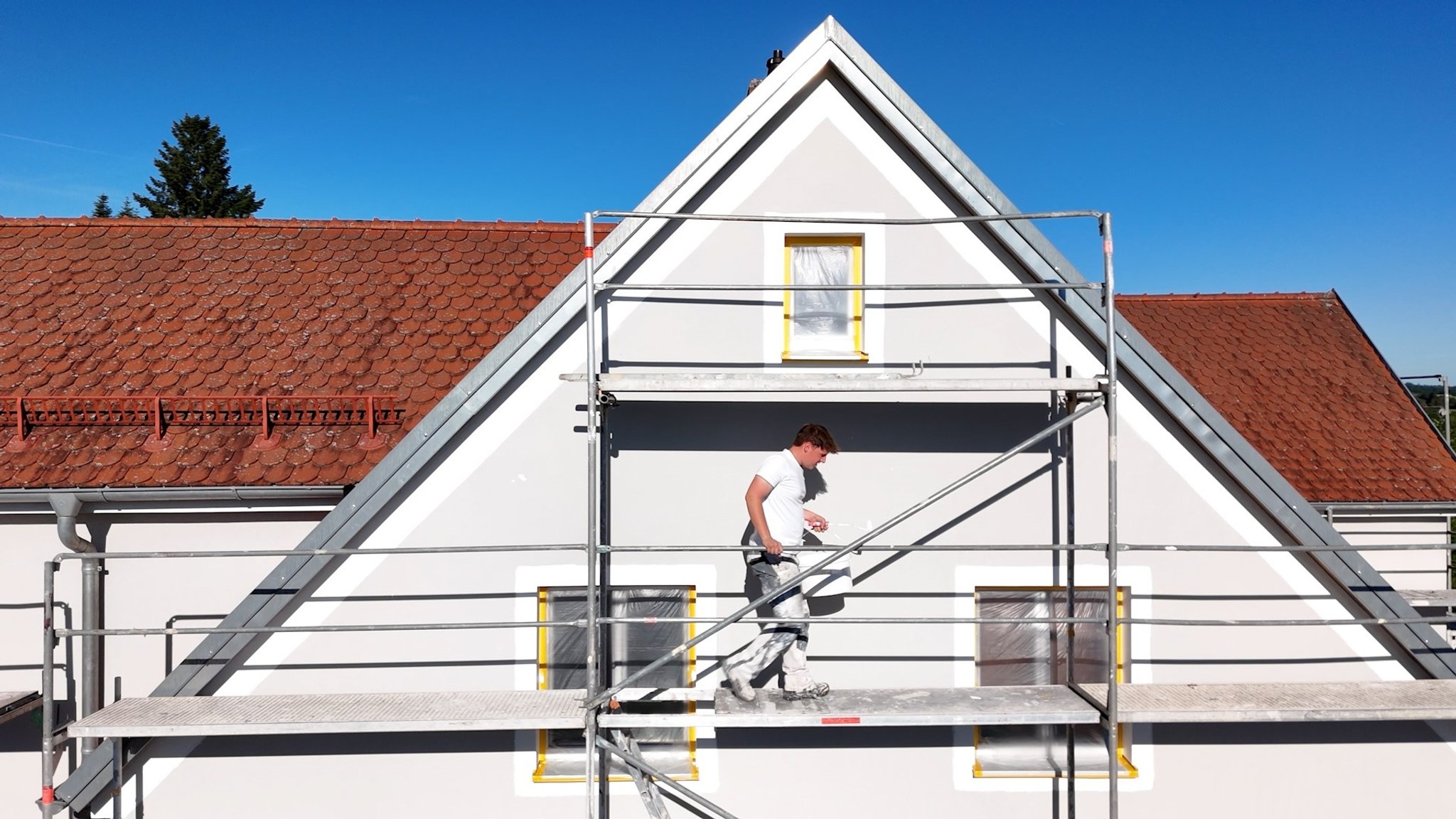 Maler-Geselle Alexander Dieß bei Malerarbeiten an einer Hausfassade im Landkreis Cham. | Bild: BR/Rudolf Heinz Maler-Geselle Alexander Dieß bei Malerarbeiten an einer Hausfassade im Landkreis Cham.
