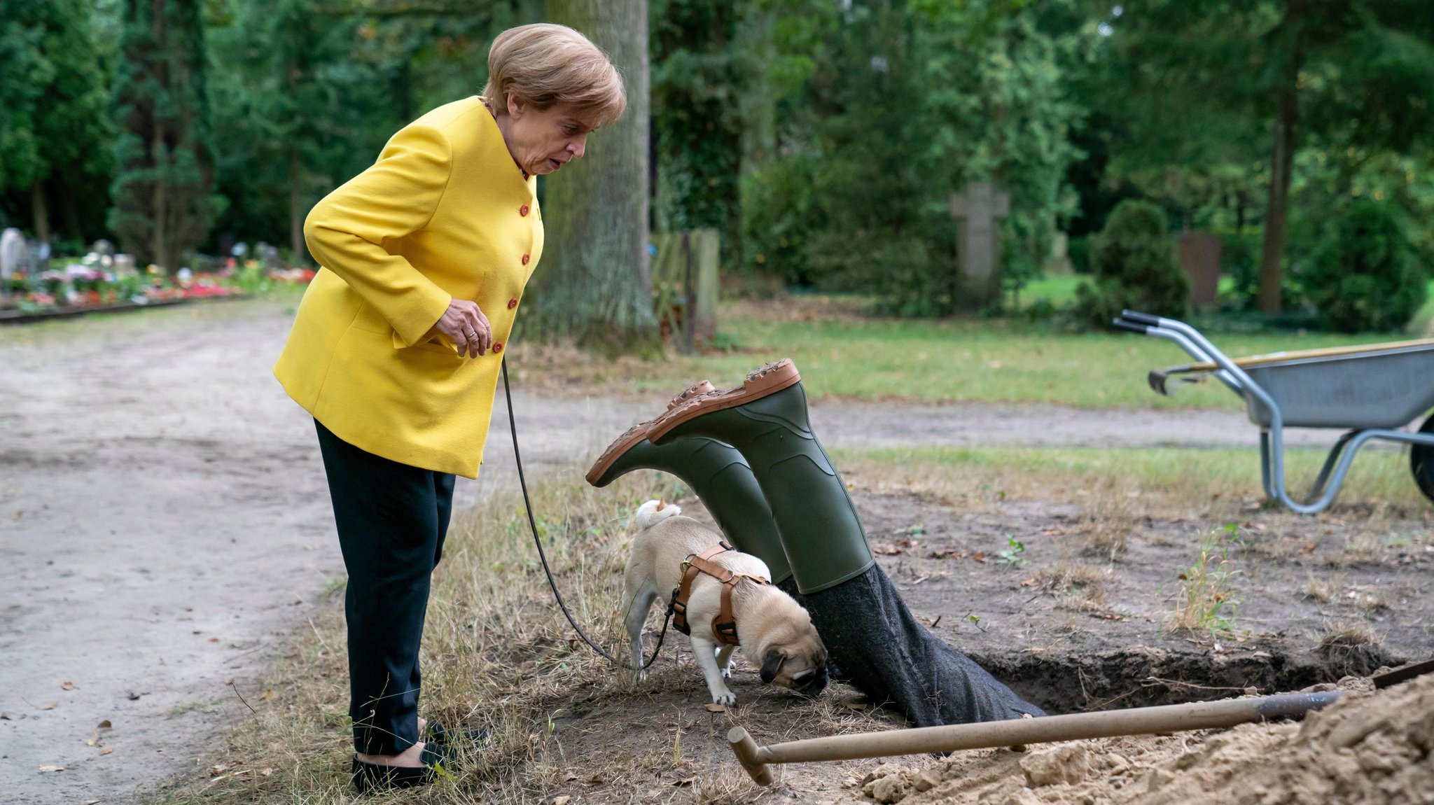 Schauspielerin Katharina Thalbach in der Rolle der Miss Merkel bei ihren Ermittlungen am Tatort