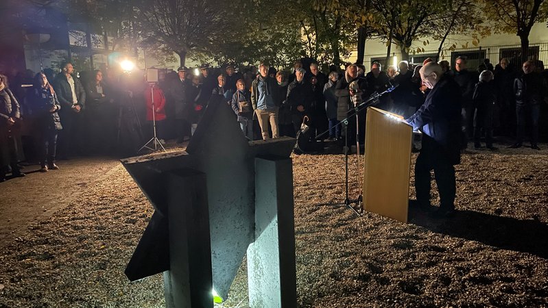 85 Jahre Pogrom: Auf dem Platz der ehemaligen Würzburger Hauptsynagoge hält Josef Schuster, Präsident des Zentralrats der Juden in Deutschland, eine Rede