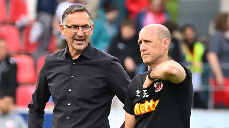 Achim Beierlorzer (links) setzt nicht mehr auf Joe Enochs als Coach von Jahn Regensburg. | Bild: picture-alliance / dpa Achim Beierlorzer (links) setzt nicht mehr auf Joe Enochs als Coach von Jahn Regensburg.