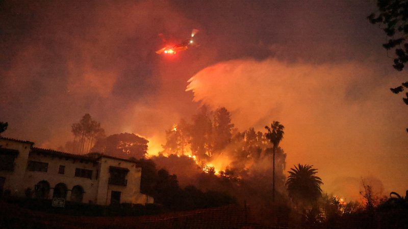 Flammen greifen auf die berühmte Hügelkette Hollywood Hills über | Bild: Reuters Flammen greifen auf die berühmte Hügelkette Hollywood Hills über
