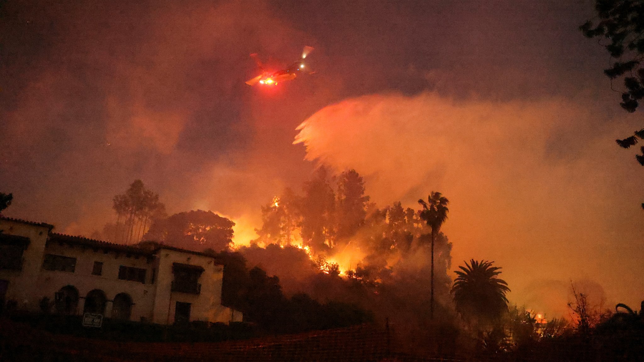 Flammen greifen auf die berühmte Hügelkette Hollywood Hills über