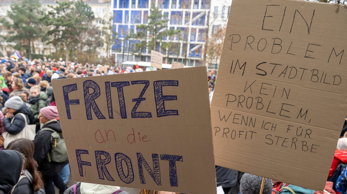 Jugendliche nehmen in der bayerischen Landeshauptstadt mit Plakaten und Transparenten an einem bayernweiten Schulstreik gegen den neuen Wehrdienst in Deutschland teil.