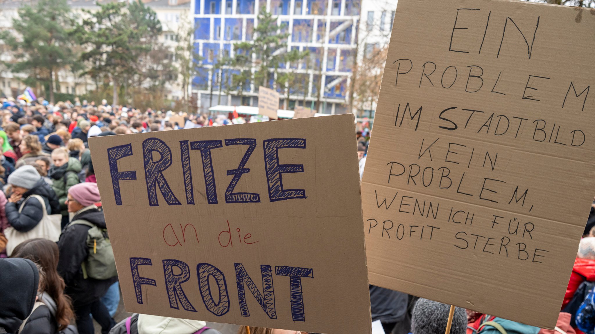 Jugendliche nehmen in der bayerischen Landeshauptstadt mit Plakaten und Transparenten an einem bayernweiten Schulstreik gegen den neuen Wehrdienst in Deutschland teil. | Bild: picture alliance/dpa | Peter Kneffel Jugendliche nehmen in der bayerischen Landeshauptstadt mit Plakaten und Transparenten an einem bayernweiten Schulstreik gegen den neuen Wehrdienst in Deutschland teil.