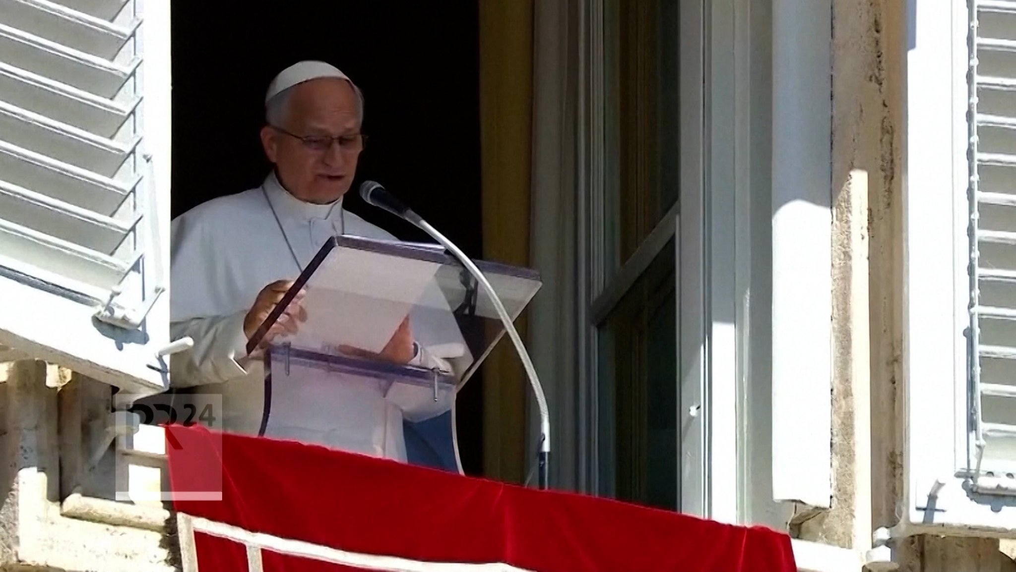 Besorgnis in Rom - Papst Leo dem 14. steht eigentlich eine große Südamerika-Reise bevor, doch der 71-Jährige muss überraschend an der Lunge operiert werden. Das gab er selbst nach dem Angelusgebet in Rom bekannt. | Bild: Bayerischer Rundfunk 2026 Besorgnis in Rom - Papst Leo dem 14. steht eigentlich eine große Südamerika-Reise bevor, doch der 71-Jährige muss überraschend an der Lunge operiert werden. Das gab er selbst nach dem Angelusgebet in Rom bekannt.