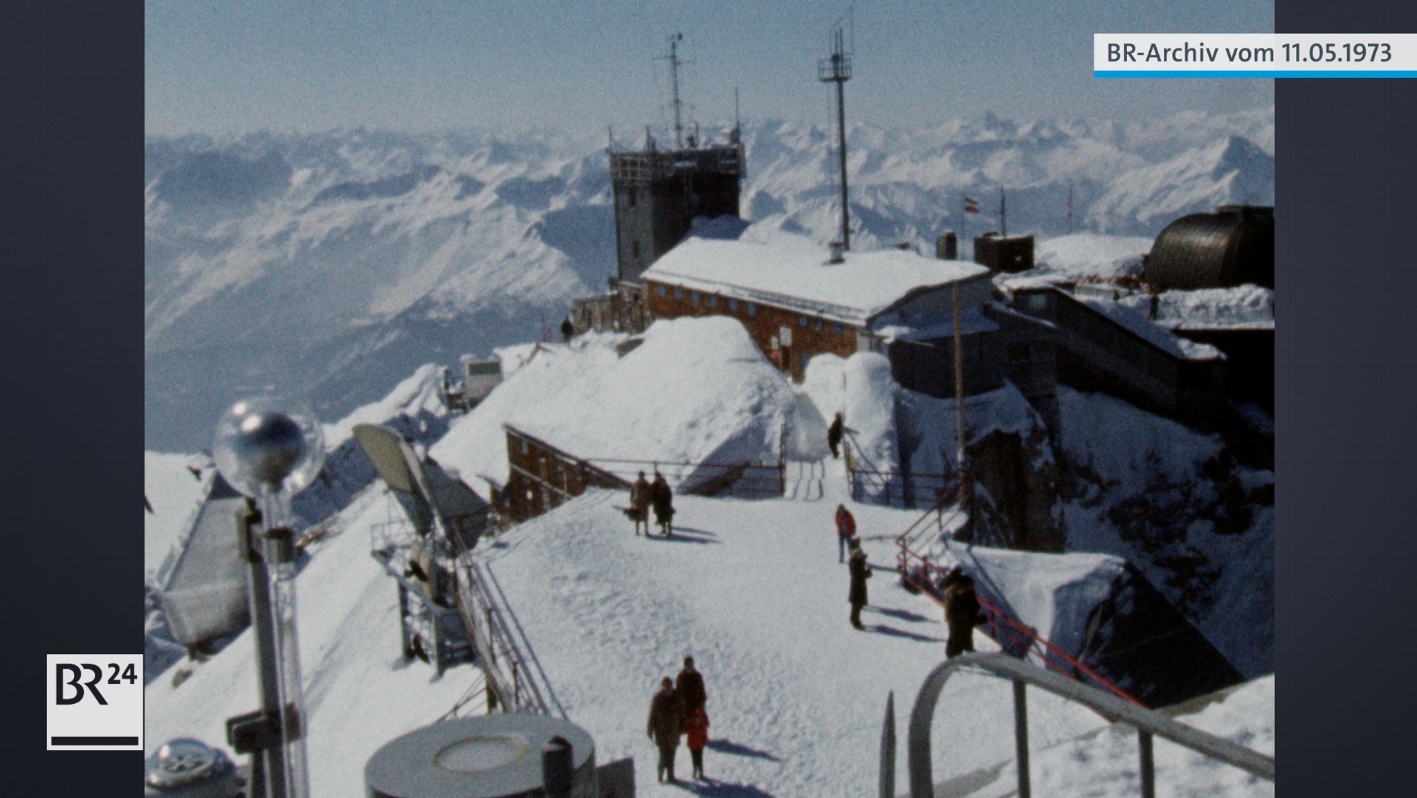 Schneebedecktes Münchner Haus auf der Zugspitze vor Alpenpanorama