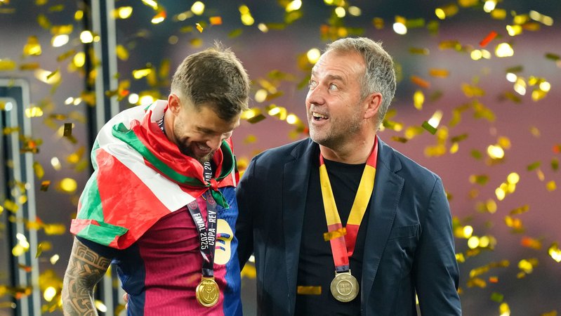 Einen Titel hat er schon: Hansi Flick (rechts) greift mit dem FC Barcelona nach dem Triple. | Bild: picture-alliance / dpa Einen Titel hat er schon: Hansi Flick (rechts) greift mit dem FC Barcelona nach dem Triple.