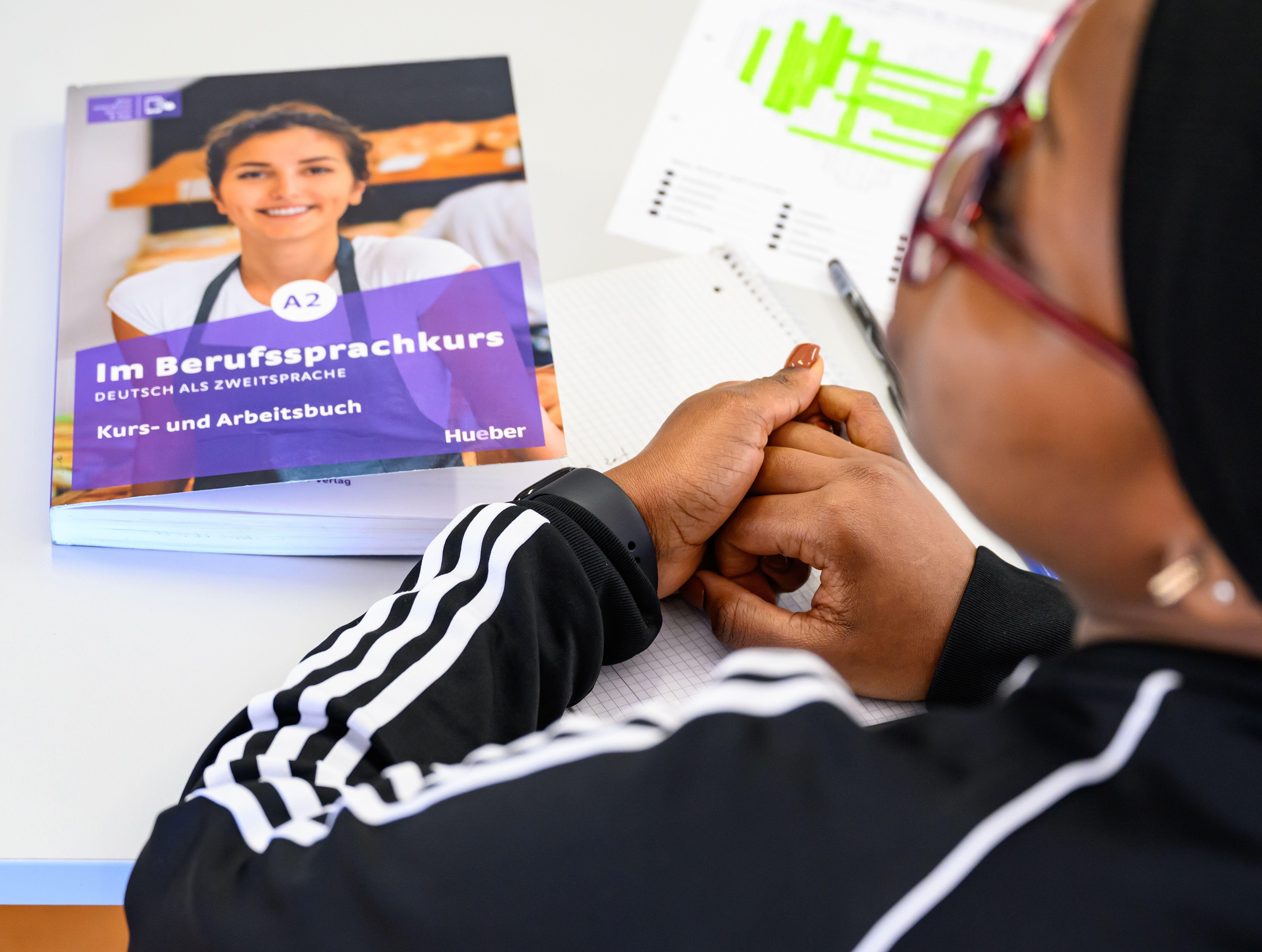 Eine Asylbewerberin nimmt an einem Sprachkurs Deutsch für bessere Jobchancen teil.