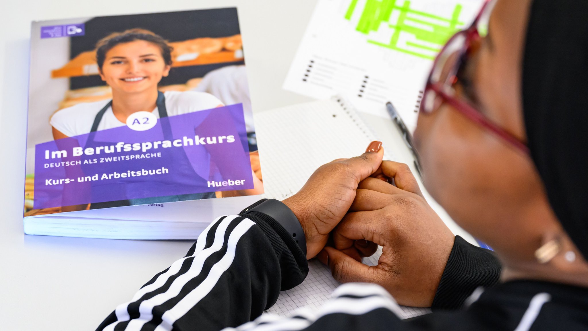 Eine Asylbewerberin nimmt an einem Sprachkurs Deutsch für bessere Jobchancen teil.