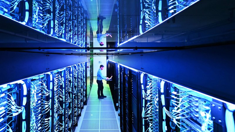 Mit integriertem LED-Licht illuminierter Hochleistungsrechner am Karlsruher Institut für Technologie (KIT) | Bild: dpa-Bildfunk/Uli Deck Mit integriertem LED-Licht illuminierter Hochleistungsrechner am Karlsruher Institut für Technologie (KIT)