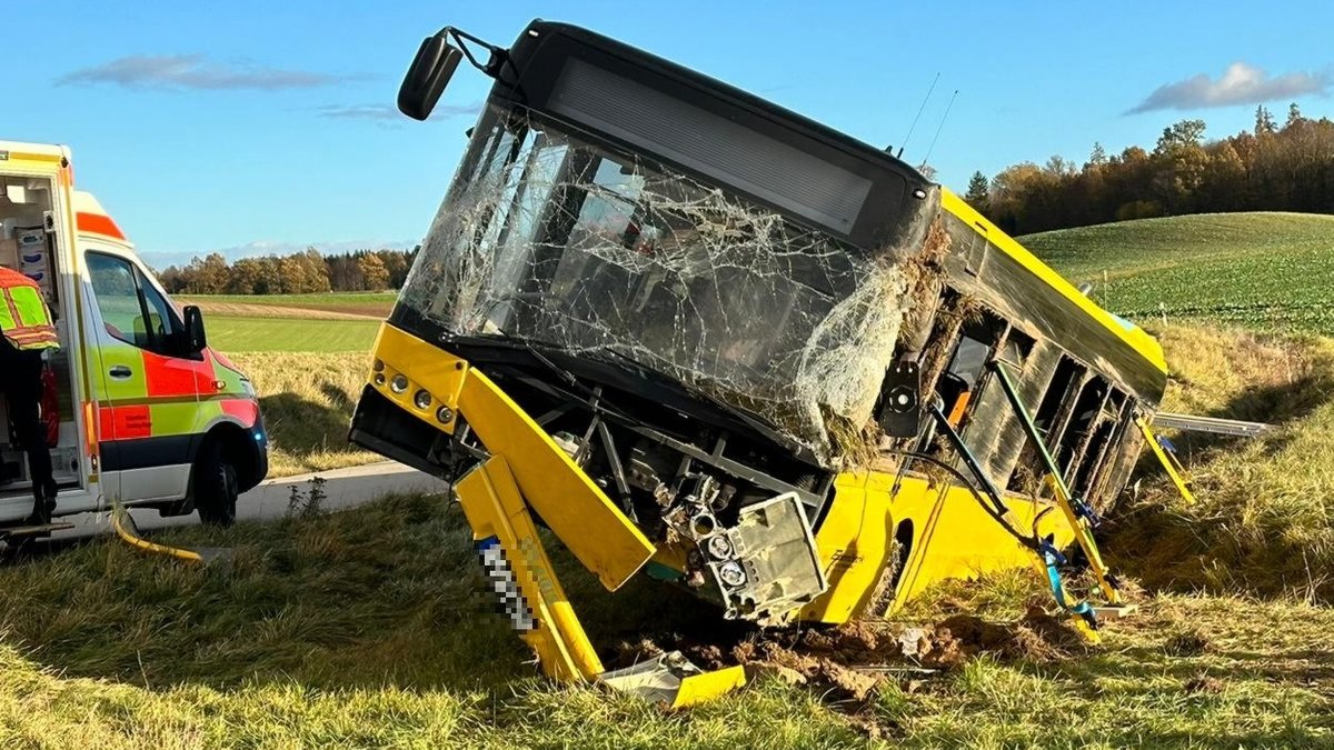 Der verunglückte Bus - insgesamt 15 Menschen wurden dabei verletzt.