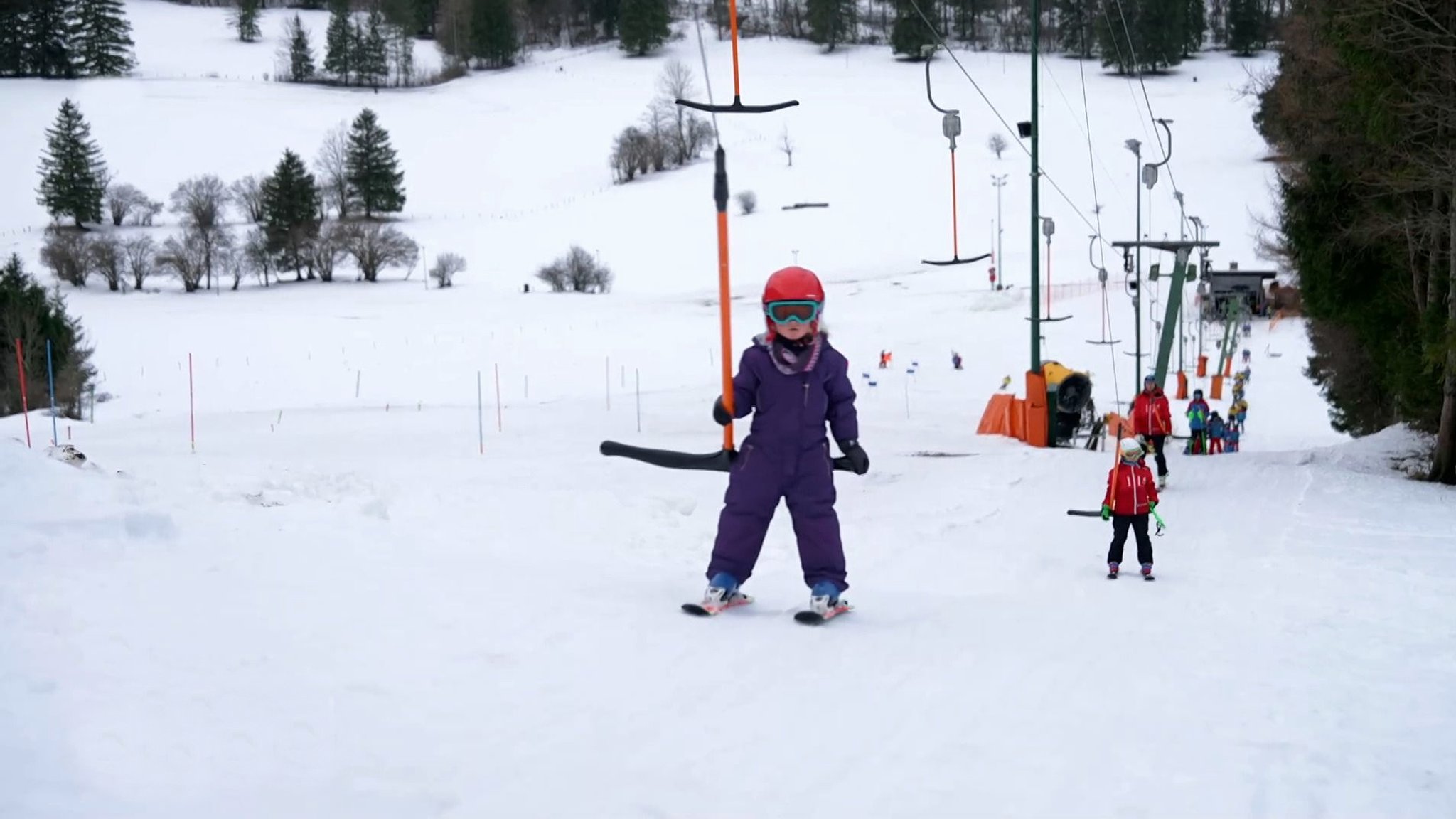 Am Tegelberg in Schwangau haben sich drei Skiclubs zusammengetan, um die örtliche Liftanlage weiter zu betreiben. So kann der Nachwuchs weiter trainieren.