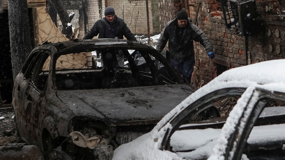 Ausgebrannte Autos in Charkiw nach den letzten Angriffen in der Nacht zum Samstag