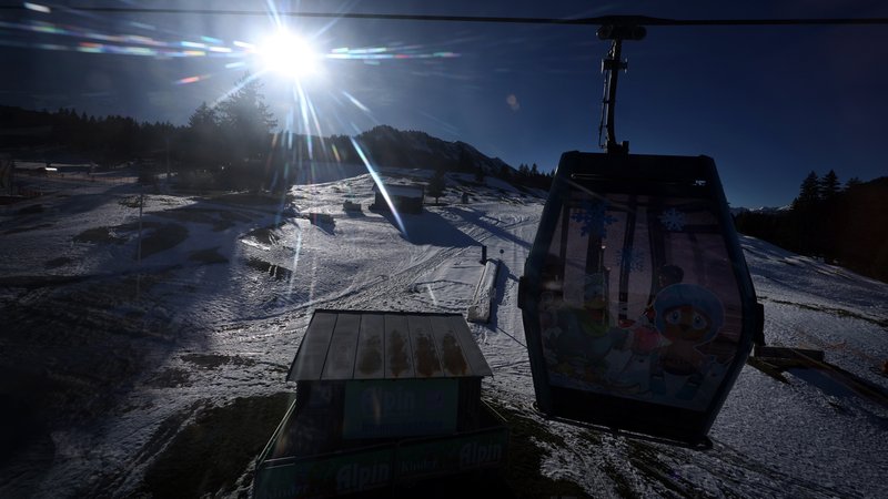 Eine Gondel der Söllereckbahn fährt nahe der Talstation im Sonnenschein über die teilweise mit Schnee bedeckte Landschaft (Archiv). | Bild: picture alliance/dpa | Karl-Josef Hildenbrand Eine Gondel der Söllereckbahn fährt nahe der Talstation im Sonnenschein über die teilweise mit Schnee bedeckte Landschaft (Archiv).